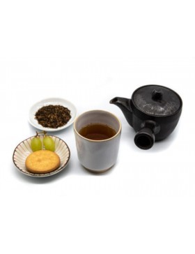 Les arômes de châtaigne du houjicha Jiro accompagnent à merveille les pâtisseries.